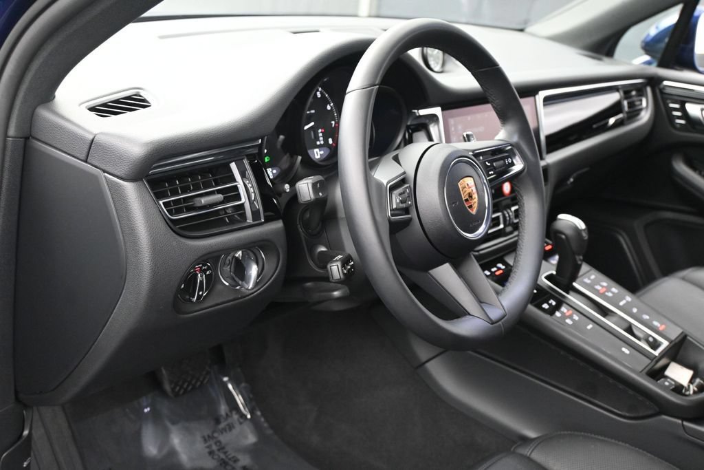 Used 2025 Porsche Macan AWD/4WD image 5