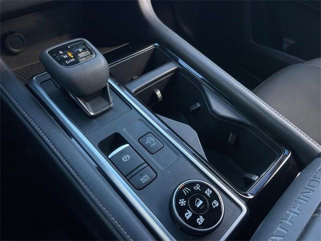 Used 2024 Nissan Pathfinder SV image 18