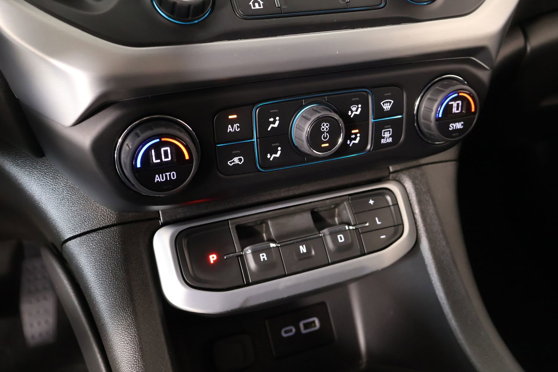 Used 2022 GMC Acadia SLE image 7