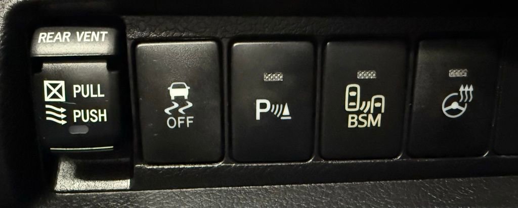 Used 2015 Toyota Sienna Limited image 37