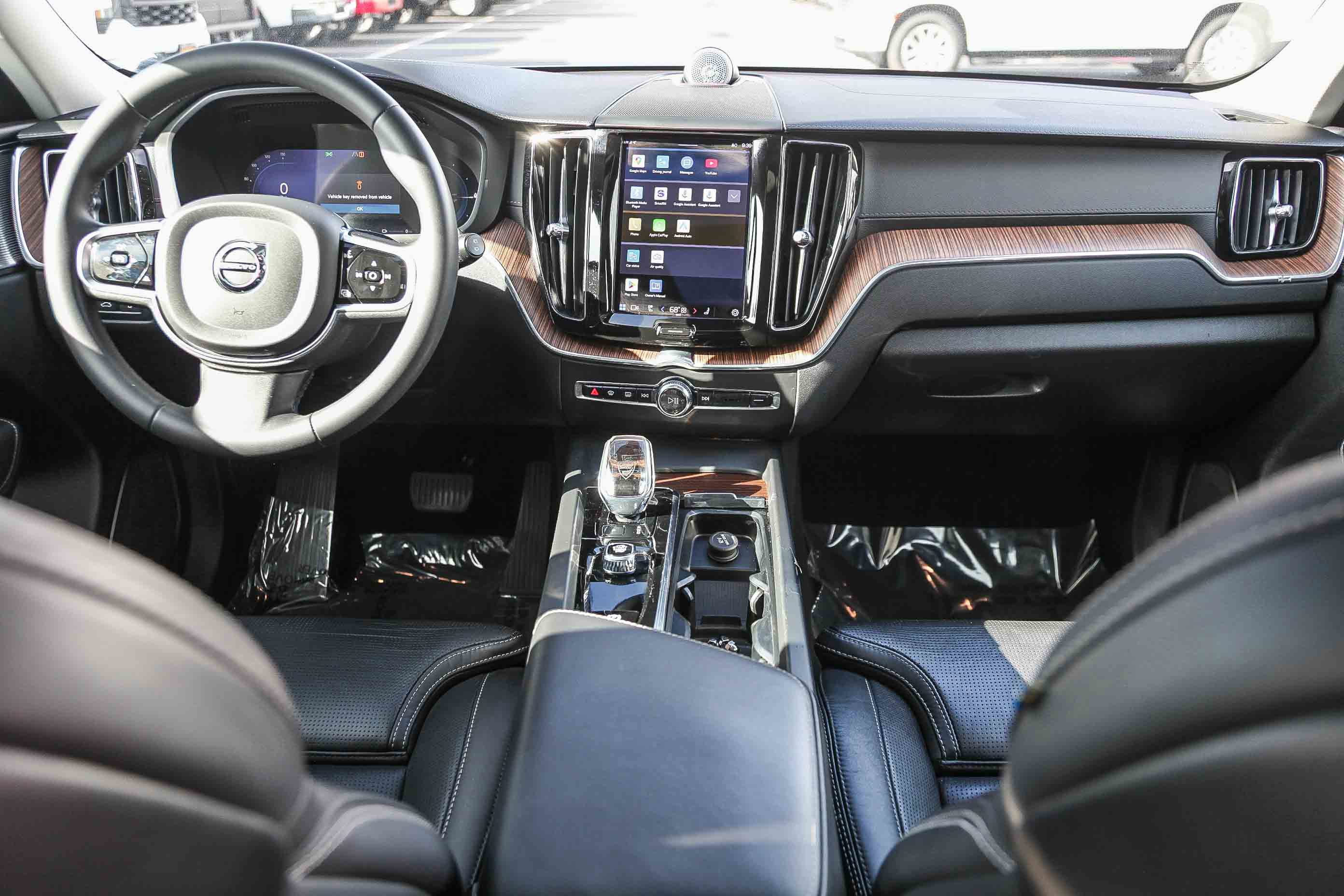 Used 2023 Volvo XC60 T8 Ultimate image 11