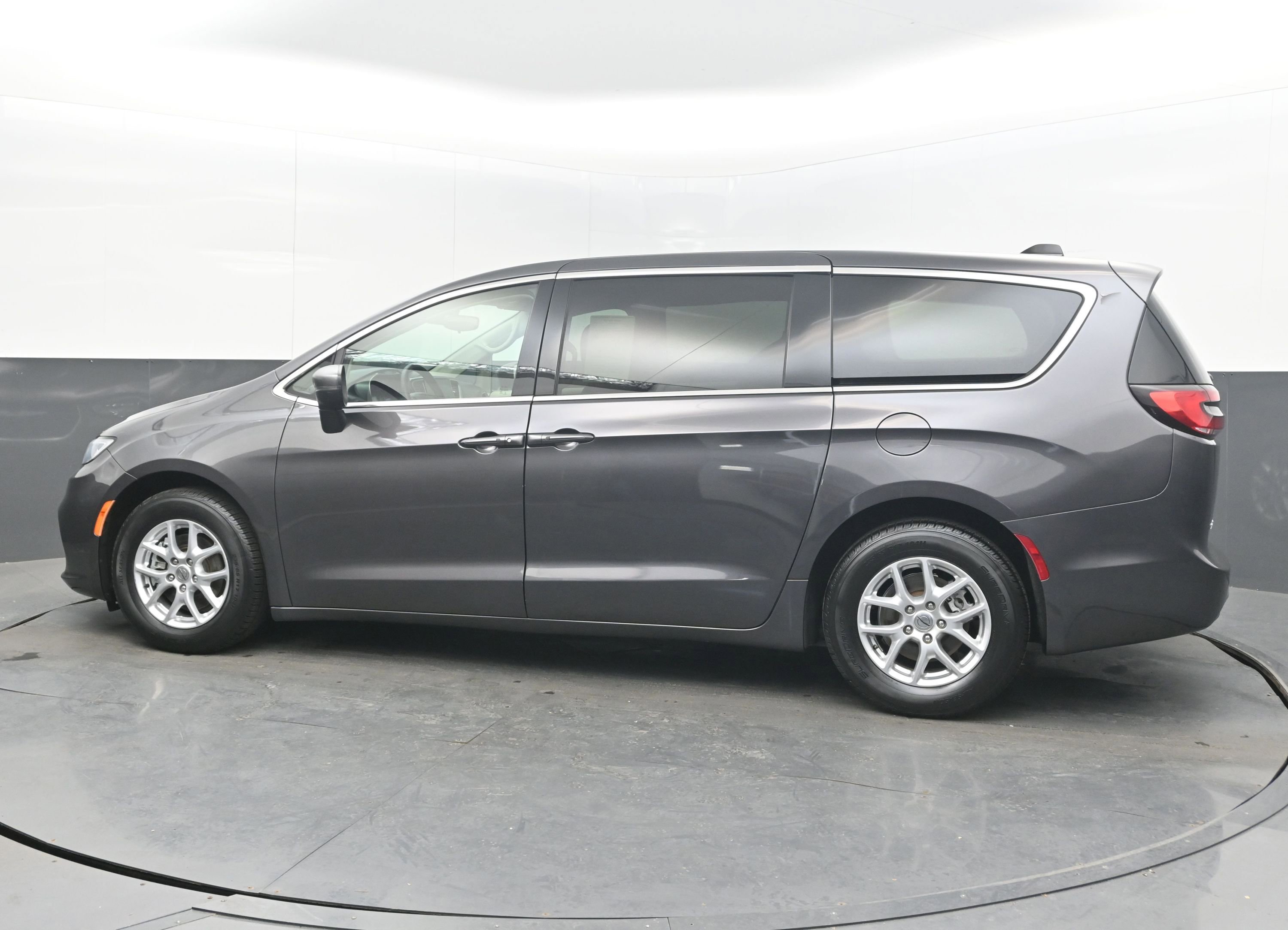 Used 2023 Chrysler Pacifica Touring-L image 5