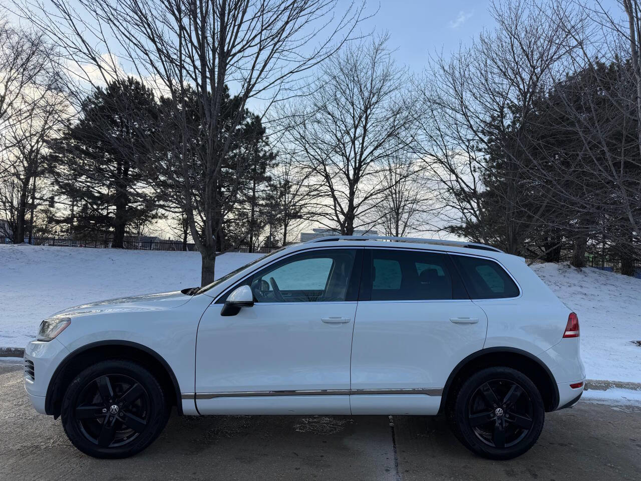 Used 2013 Volkswagen Touareg Sport image 16