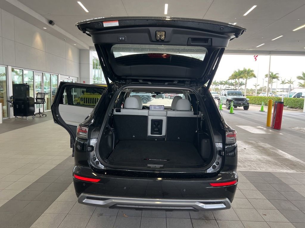 Used 2025 Mitsubishi Outlander SE image 30