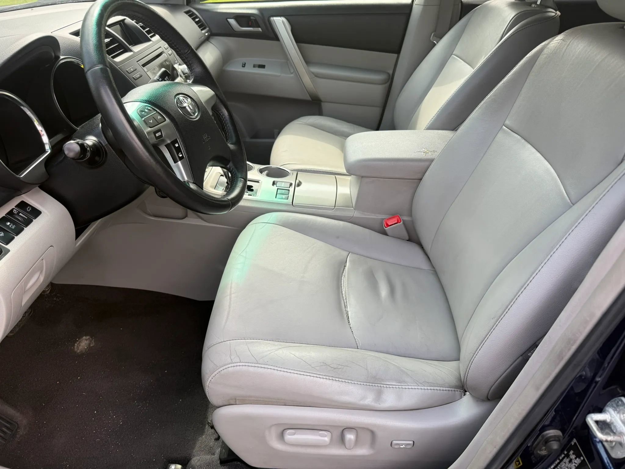 Used 2012 Toyota Highlander SE w/ Tow Pkg AWD/4WD image 9