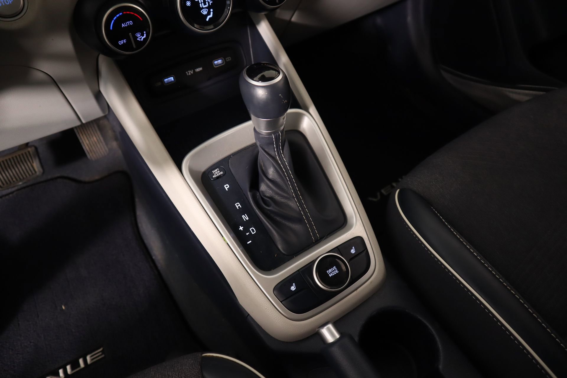 Used 2022 Hyundai Venue Limited image 9