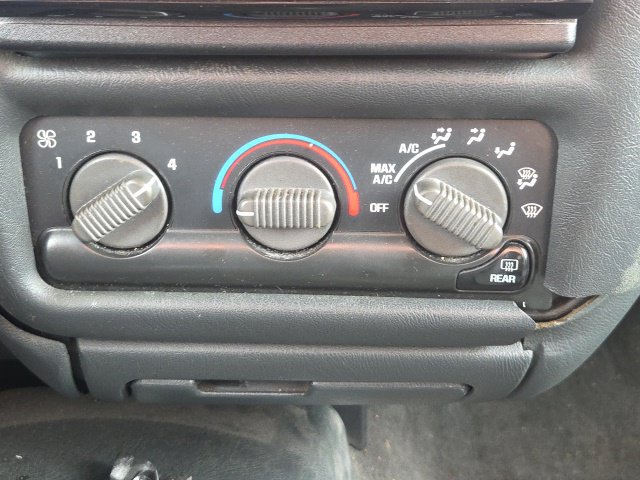 Used 2000 Chevrolet Blazer LS w/ LS Preferred Equipment Group AWD/4WD image 25