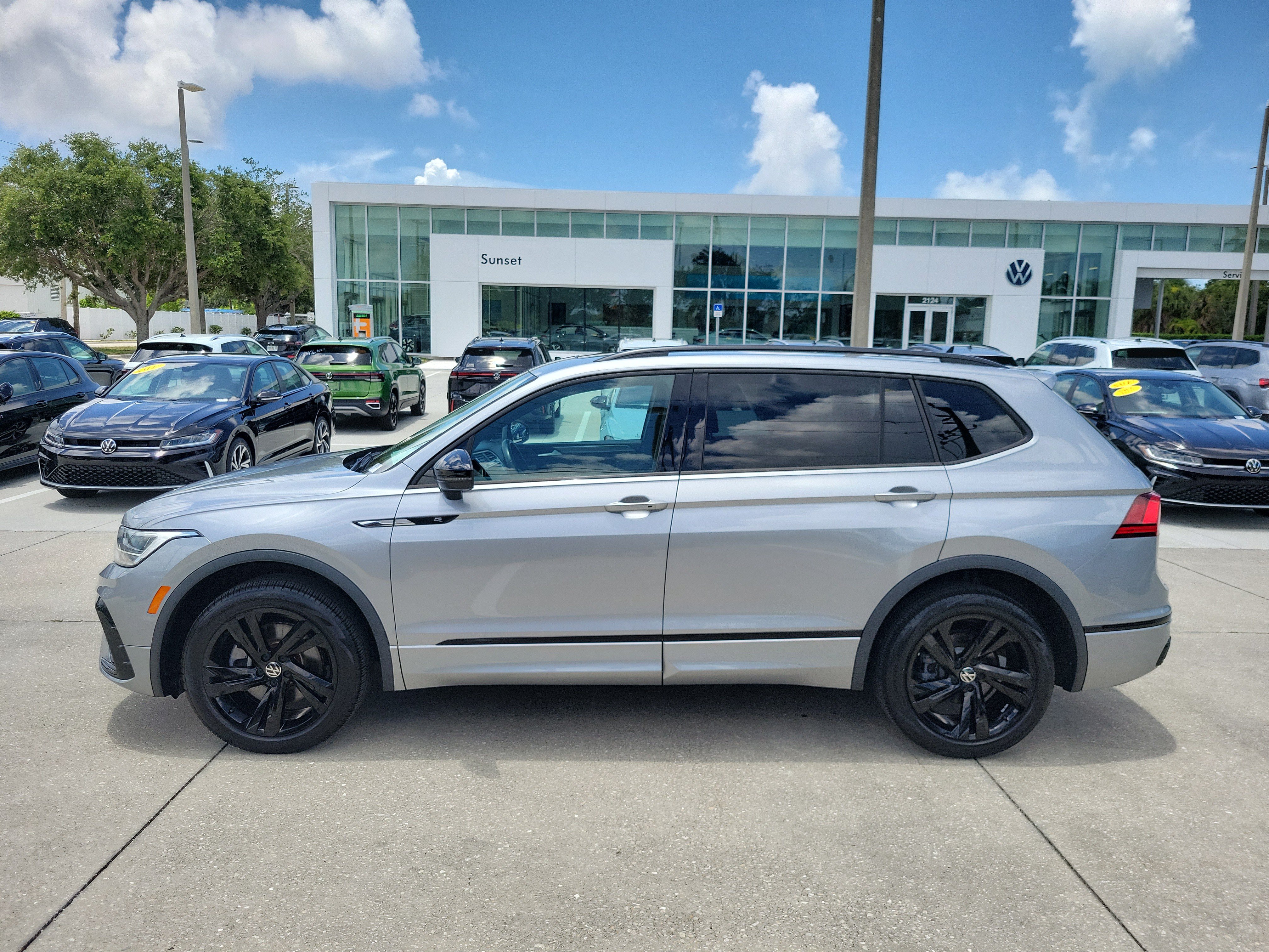 Certified 2023 Volkswagen Tiguan SE R-Line FWD image 7