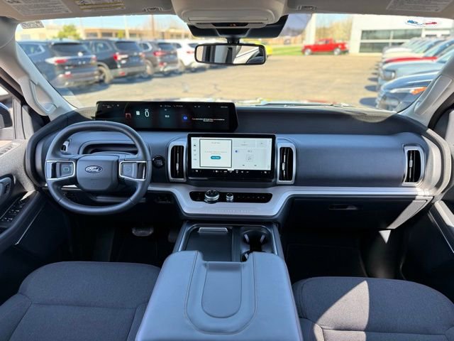 Used 2025 Ford Expedition Active image 2