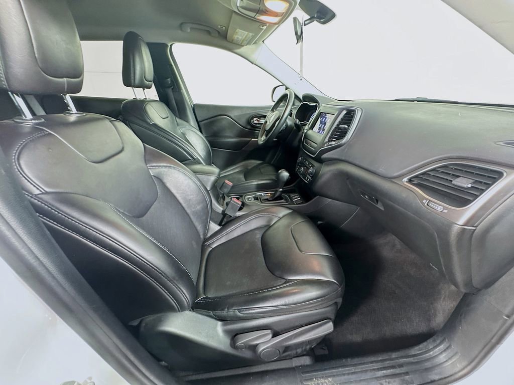 Used 2019 Jeep Cherokee Latitude Plus image 32