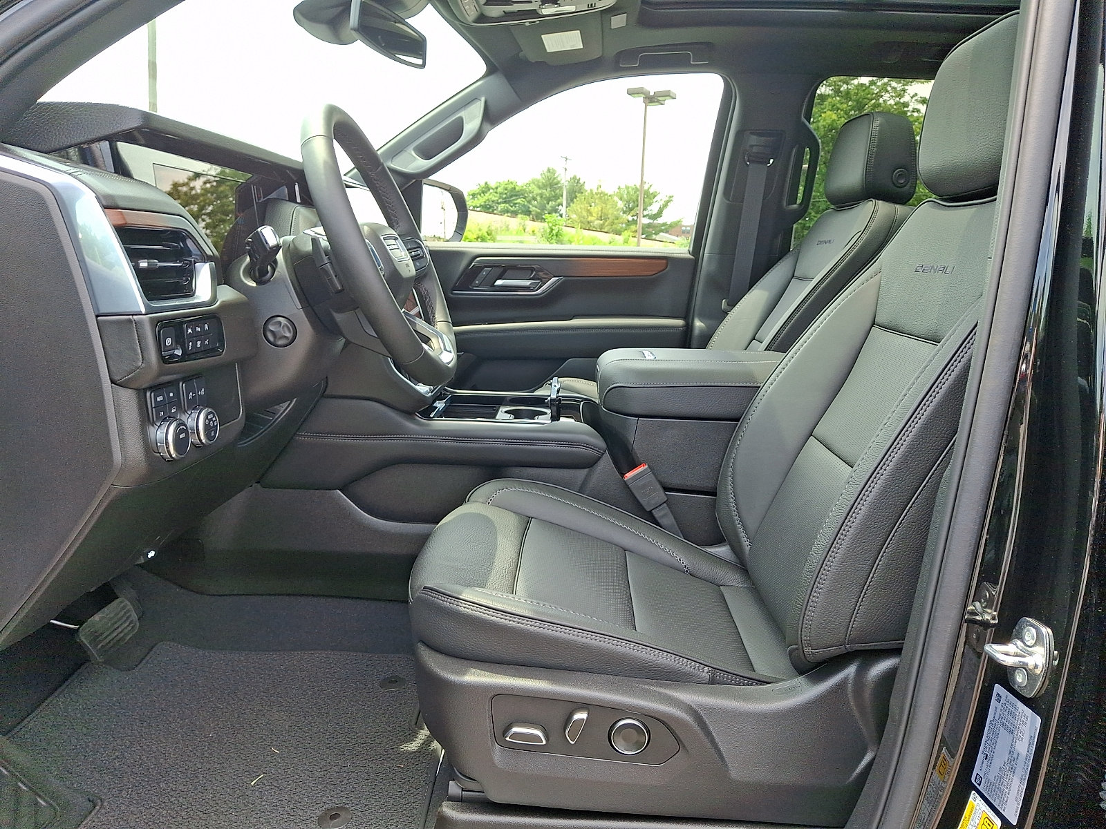Certified 2025 GMC Yukon XL Denali w/ Sun & Power Step Package AWD/4WD image 14