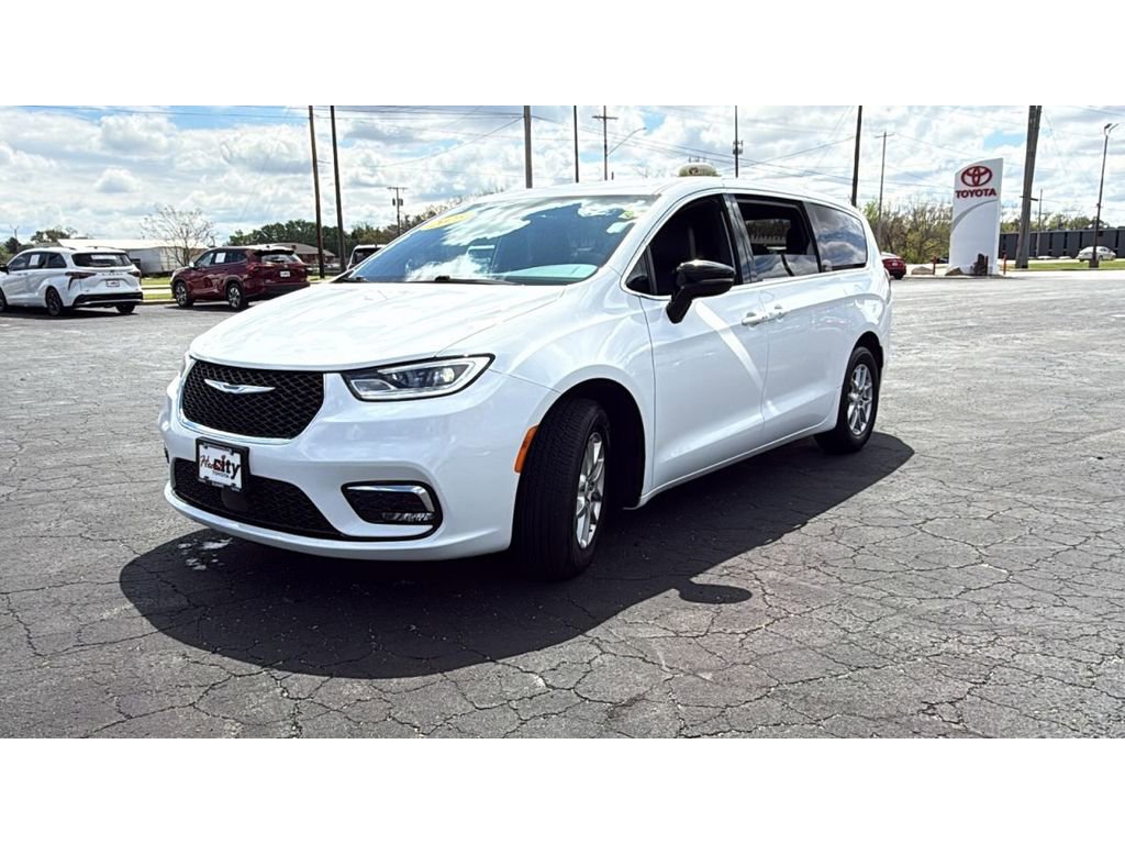 Used 2025 Chrysler Pacifica Select FWD image 3