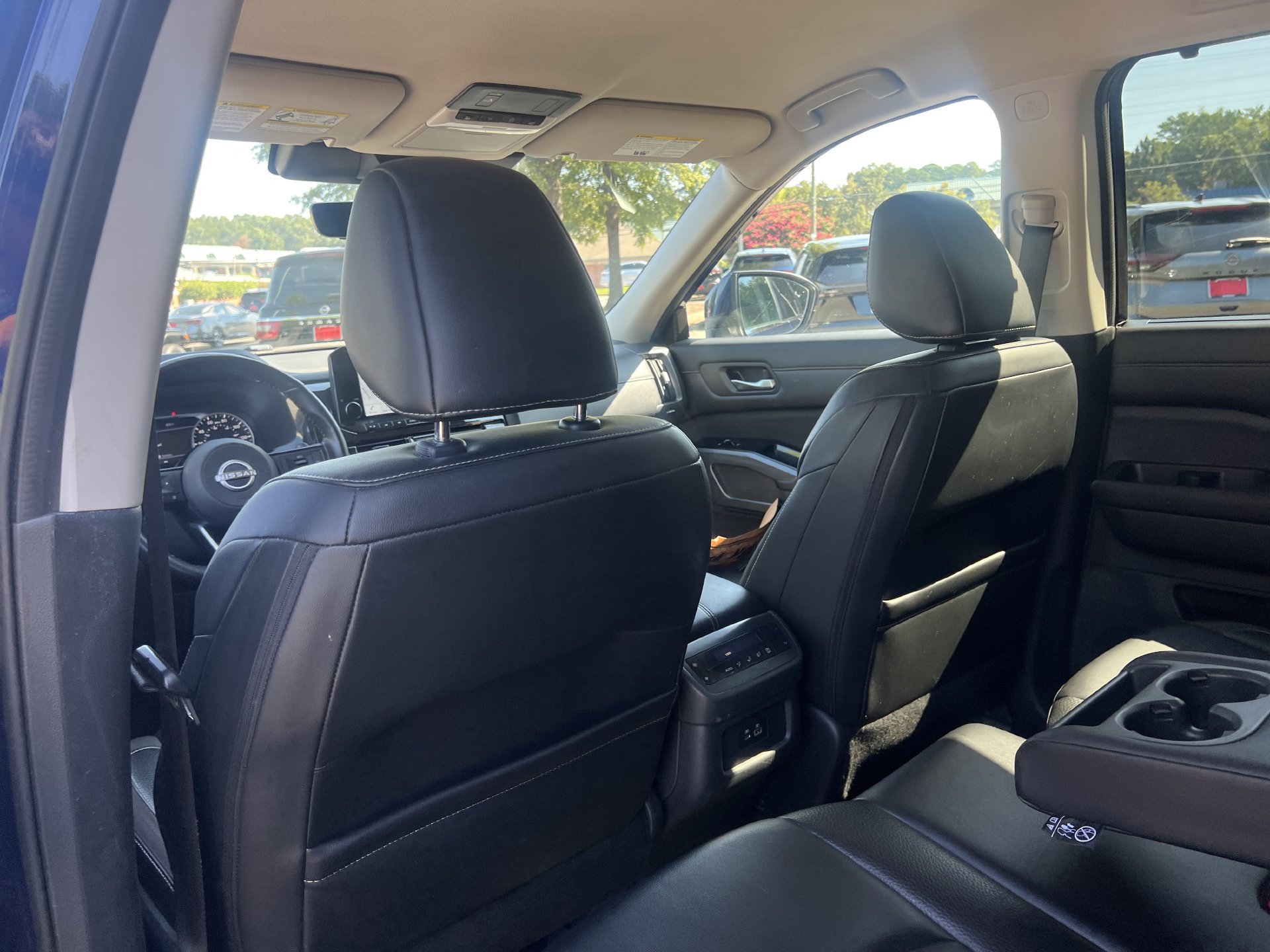 Used 2023 Nissan Pathfinder SL AWD/4WD image 17