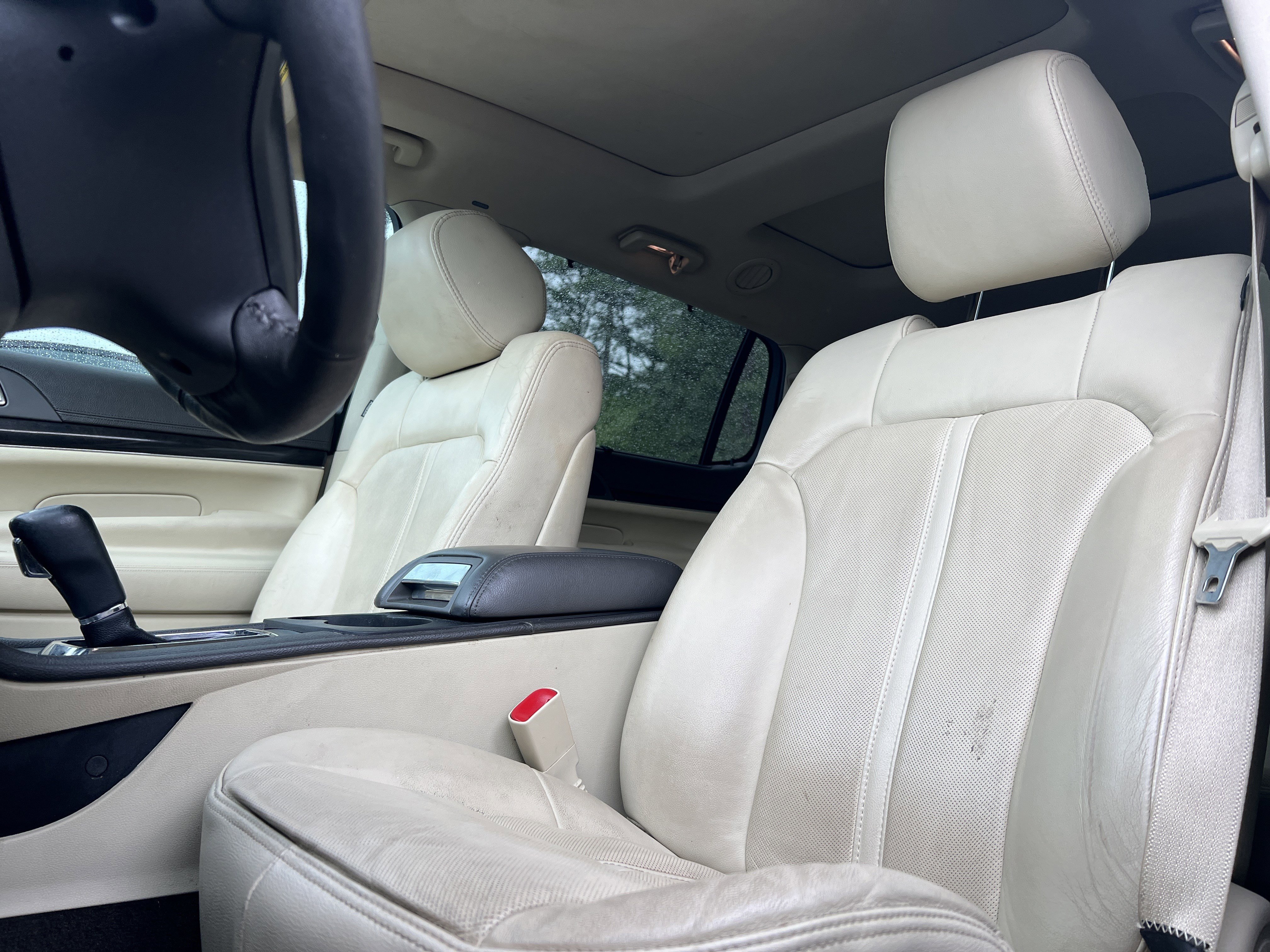 Used 2019 Lincoln MKT AWD image 3