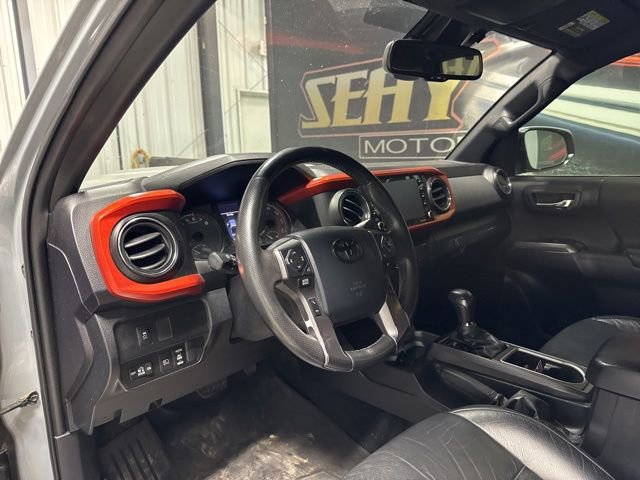 Used 2020 Toyota Tacoma TRD Sport AWD/4WD image 5