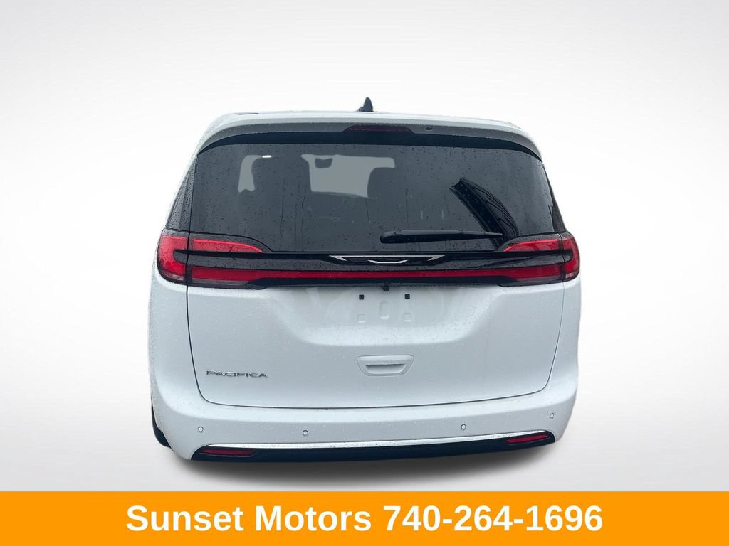 New 2027 Chrysler Pacifica Select FWD image 4