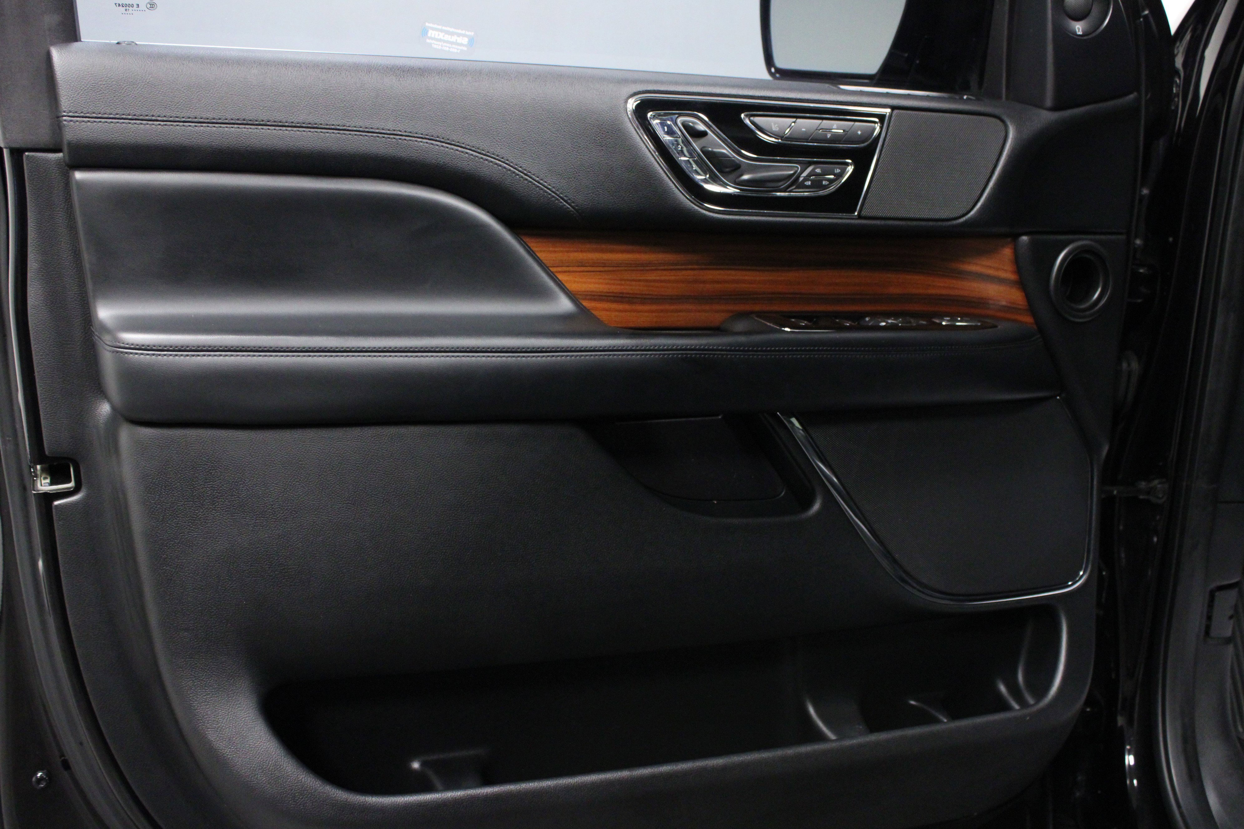 Used 2019 Lincoln Navigator L Select w/ Technology Package image 11