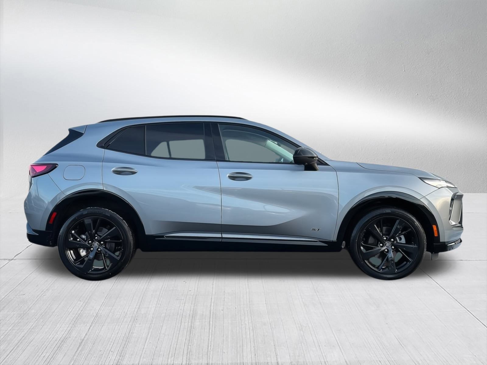 Used 2024 Buick Envision Sport Touring image 2