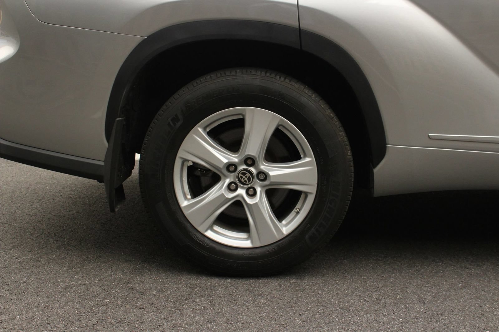 Used 2022 Toyota Highlander L AWD/4WD image 5