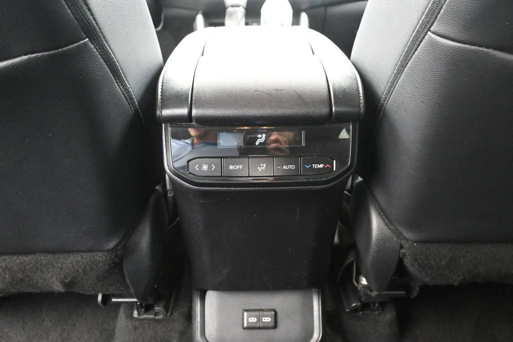 Used 2025 Toyota Highlander XLE AWD/4WD image 19