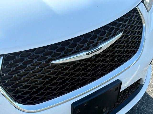 Used 2023 Chrysler Pacifica Touring-L FWD image 14