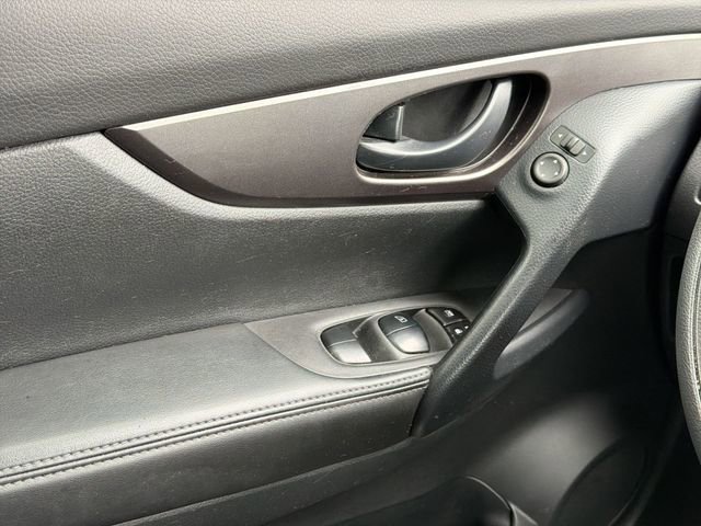 Used 2021 Nissan Rogue Sport S image 17