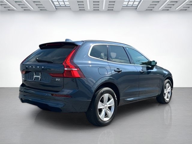 Used 2022 Volvo XC60 B5 Momentum image 4