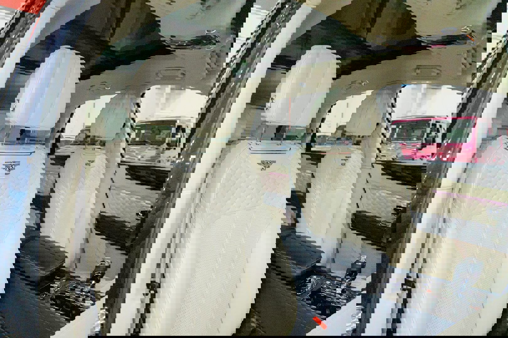 Used 2020 Bentley Bentayga V8 image 40