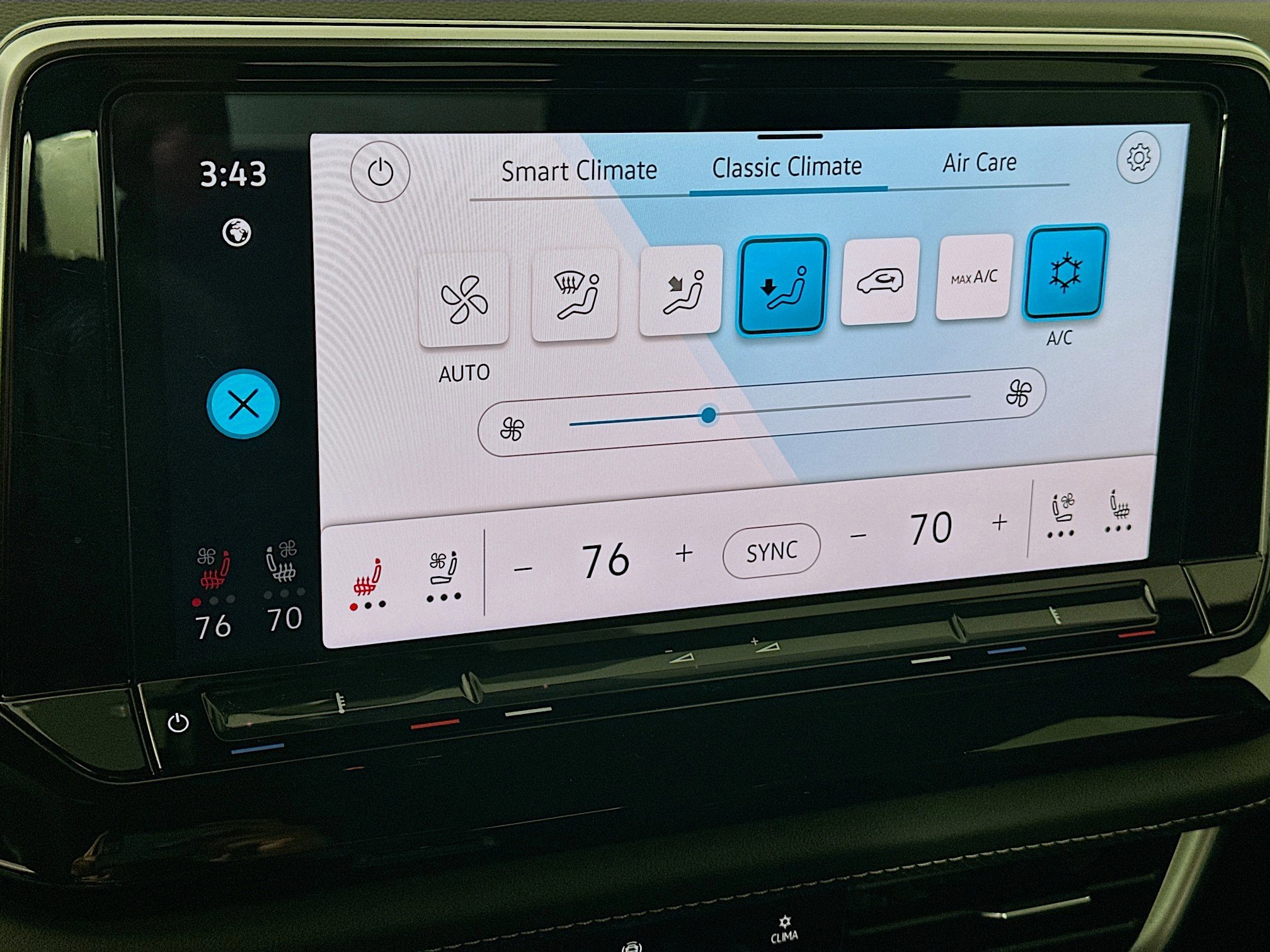 Used 2025 Volkswagen Atlas Cross Sport SE image 23