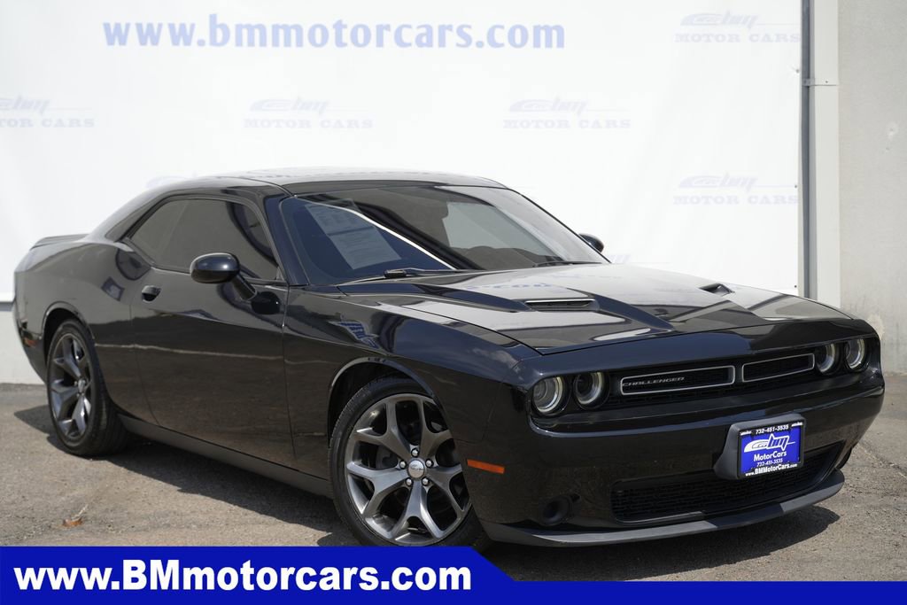Used 2015 Dodge Challenger SXT image 1