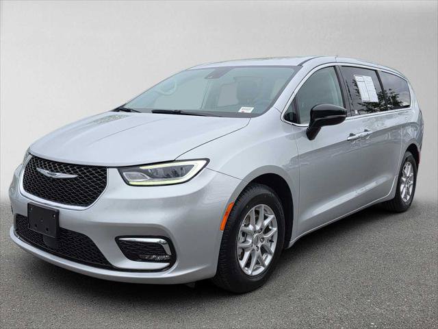 Used 2024 Chrysler Pacifica Touring-L FWD image 7