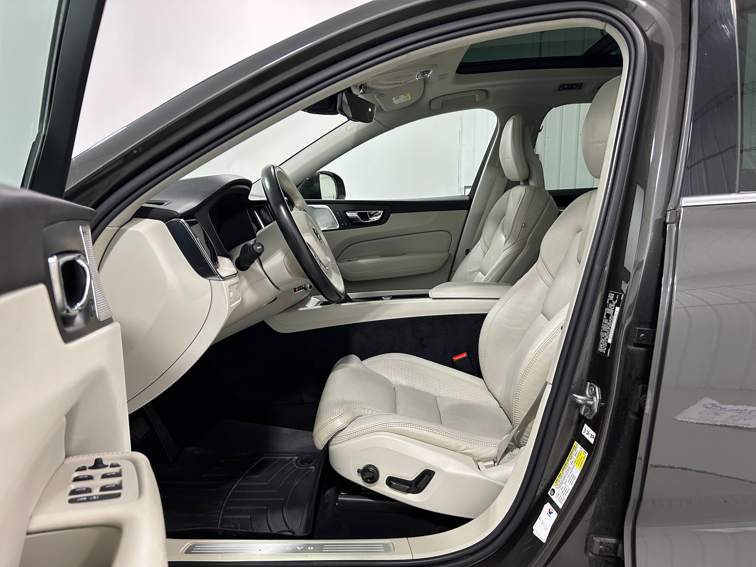 Used 2018 Volvo XC60 T6 Inscription w/ Luxury Seat Package AWD/4WD image 4