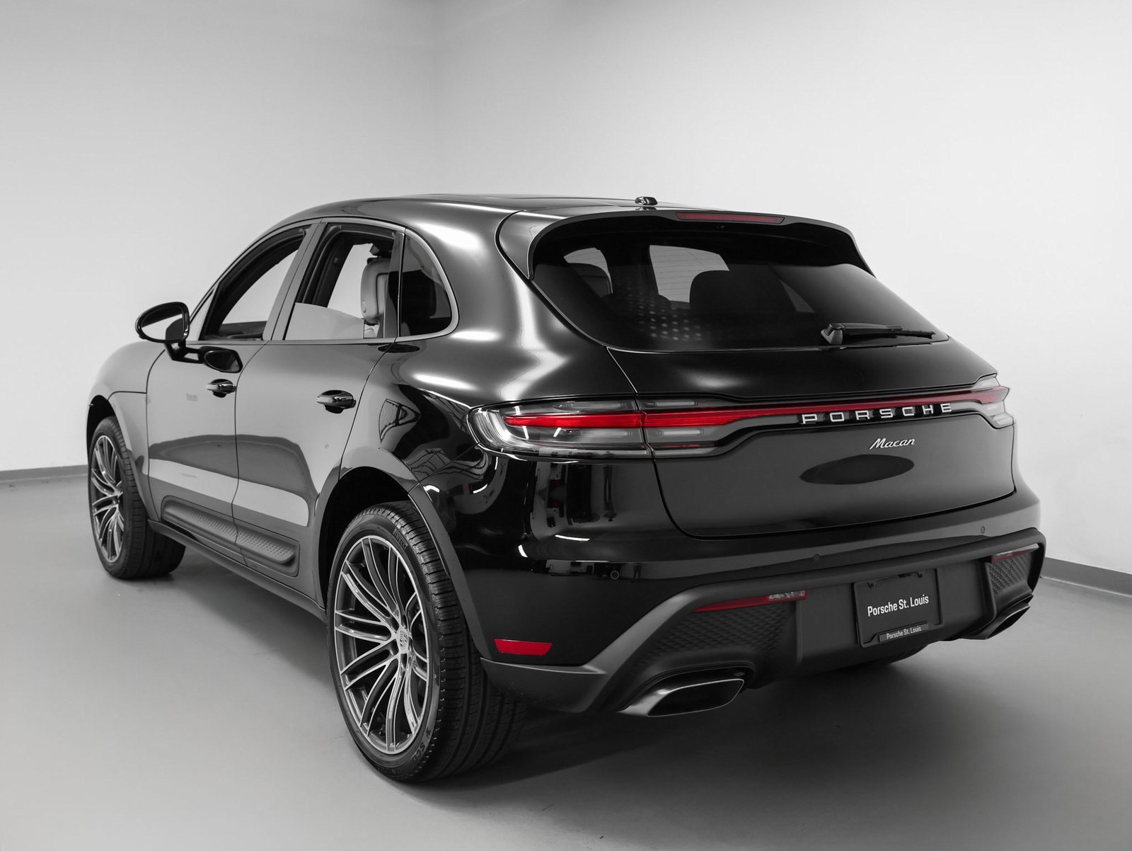 Used 2025 Porsche Macan image 3