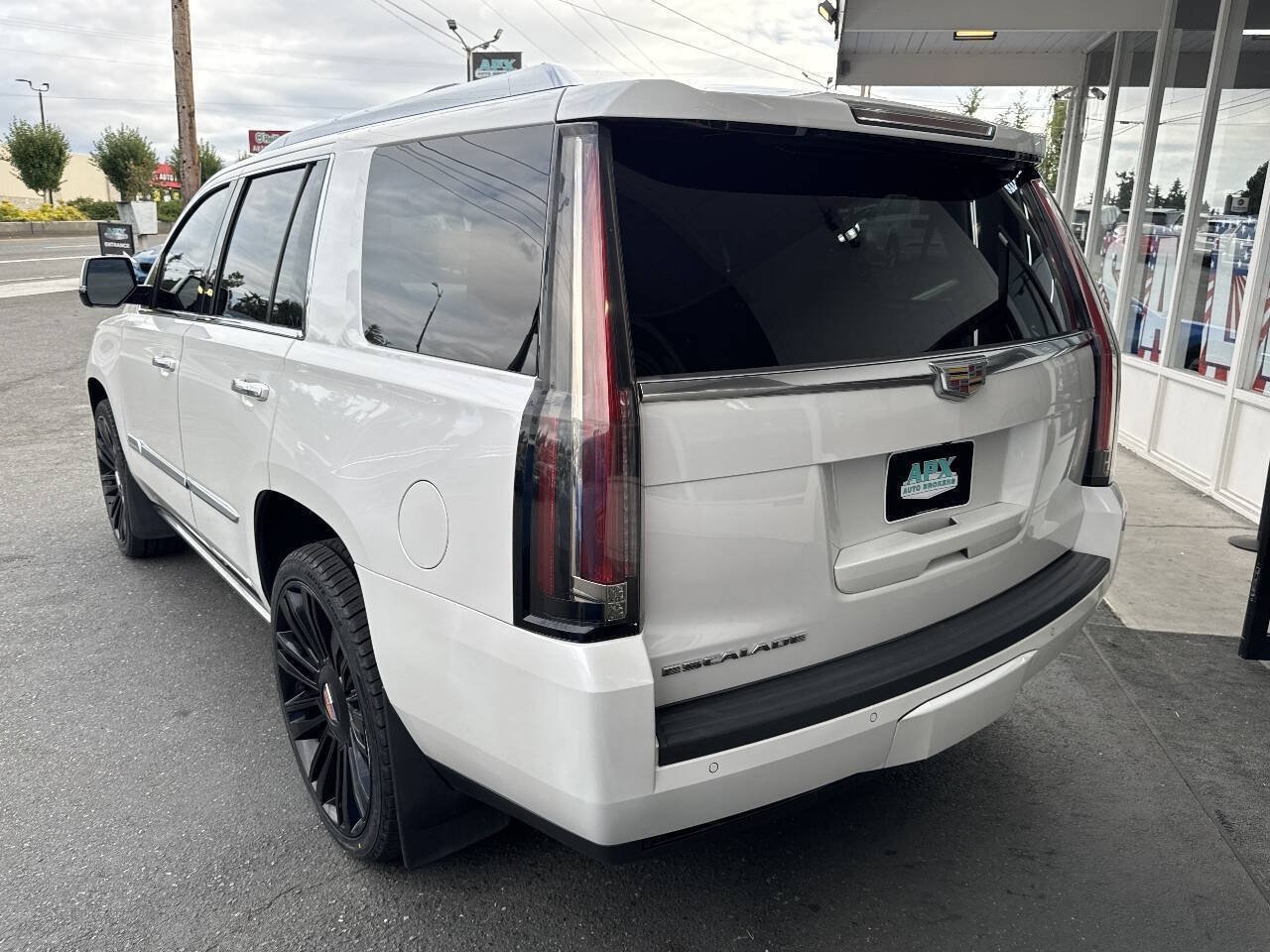 Used 2016 Cadillac Escalade Premium AWD/4WD image 3
