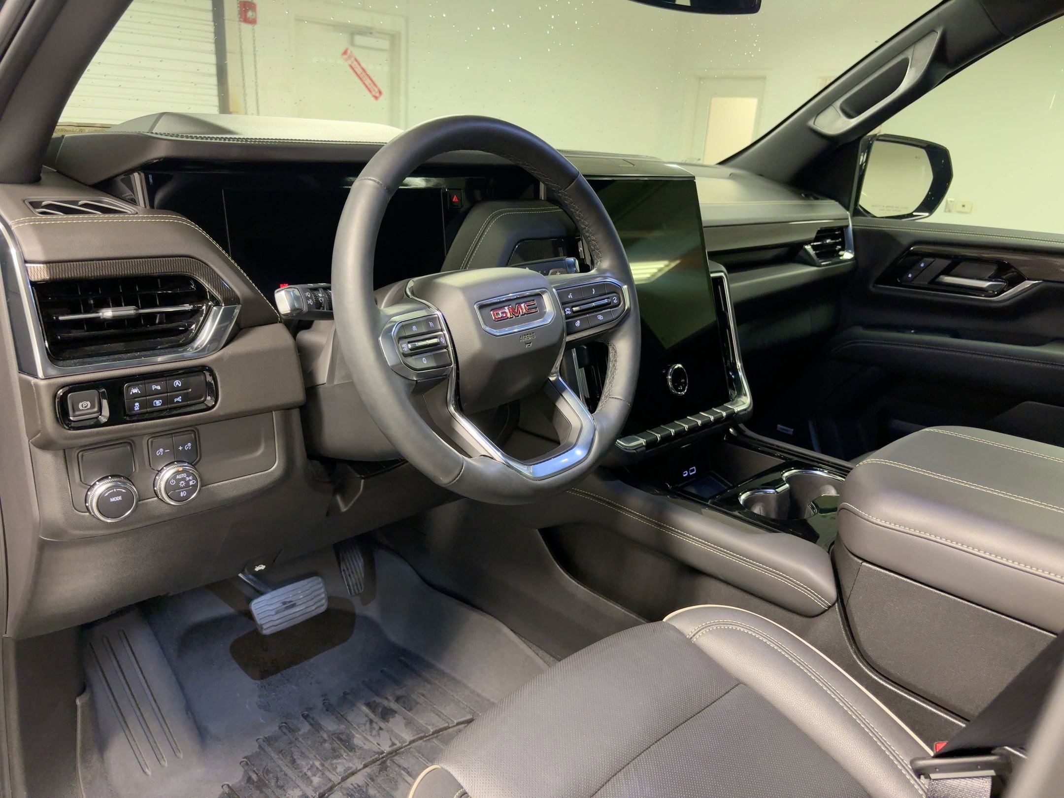 Used 2025 GMC Yukon Elevation image 3