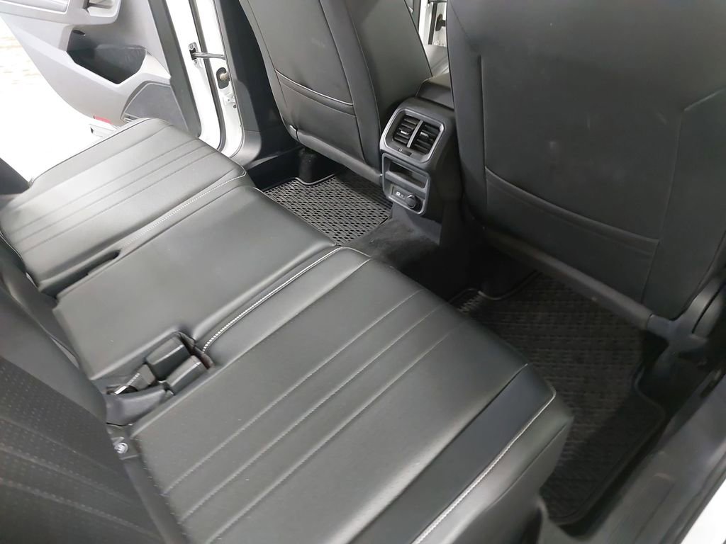 Used 2022 Volkswagen Tiguan SE image 11