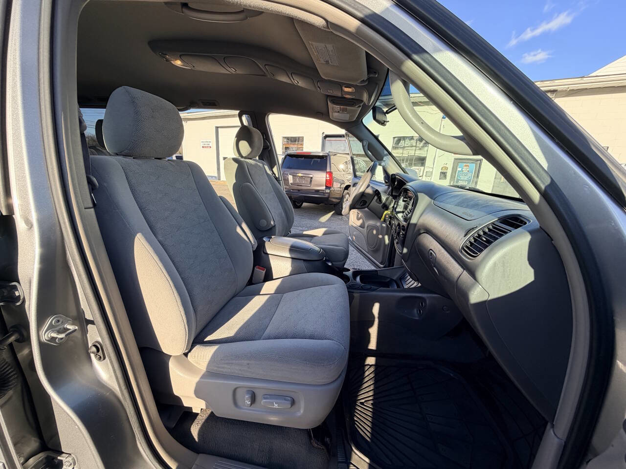 Used 2005 Toyota Sequoia SR5 image 39