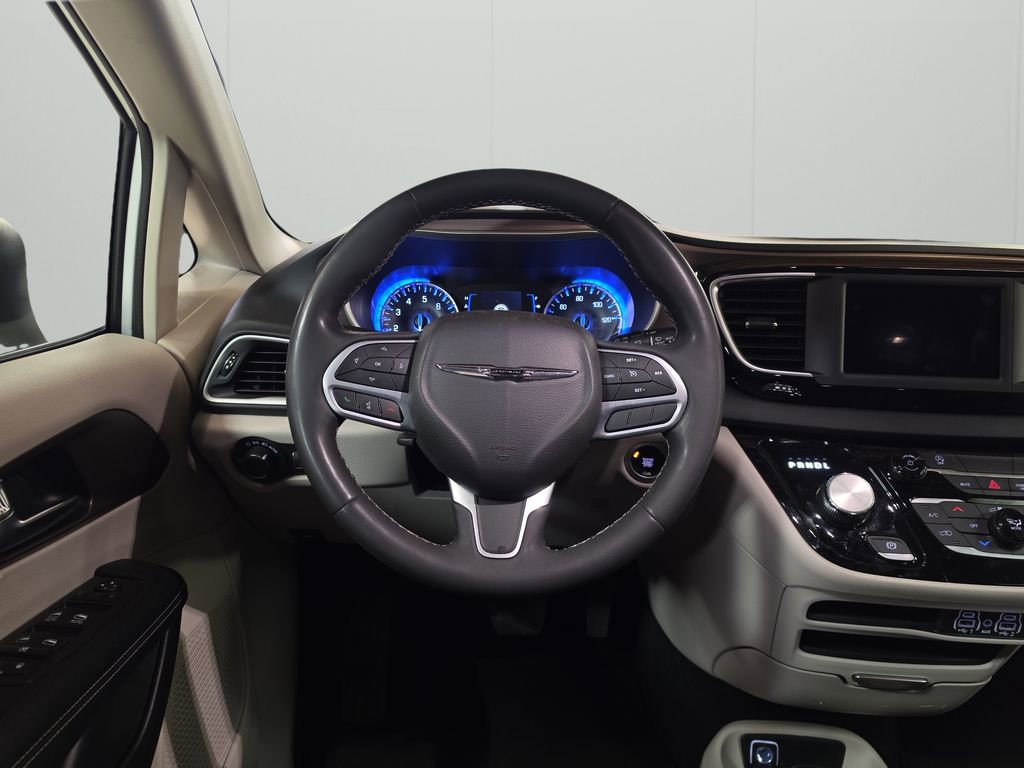 Used 2023 Chrysler Voyager LX image 17