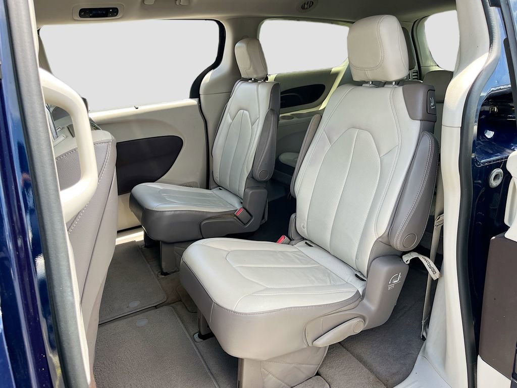 Used 2017 Chrysler Pacifica Touring-L Plus FWD image 22