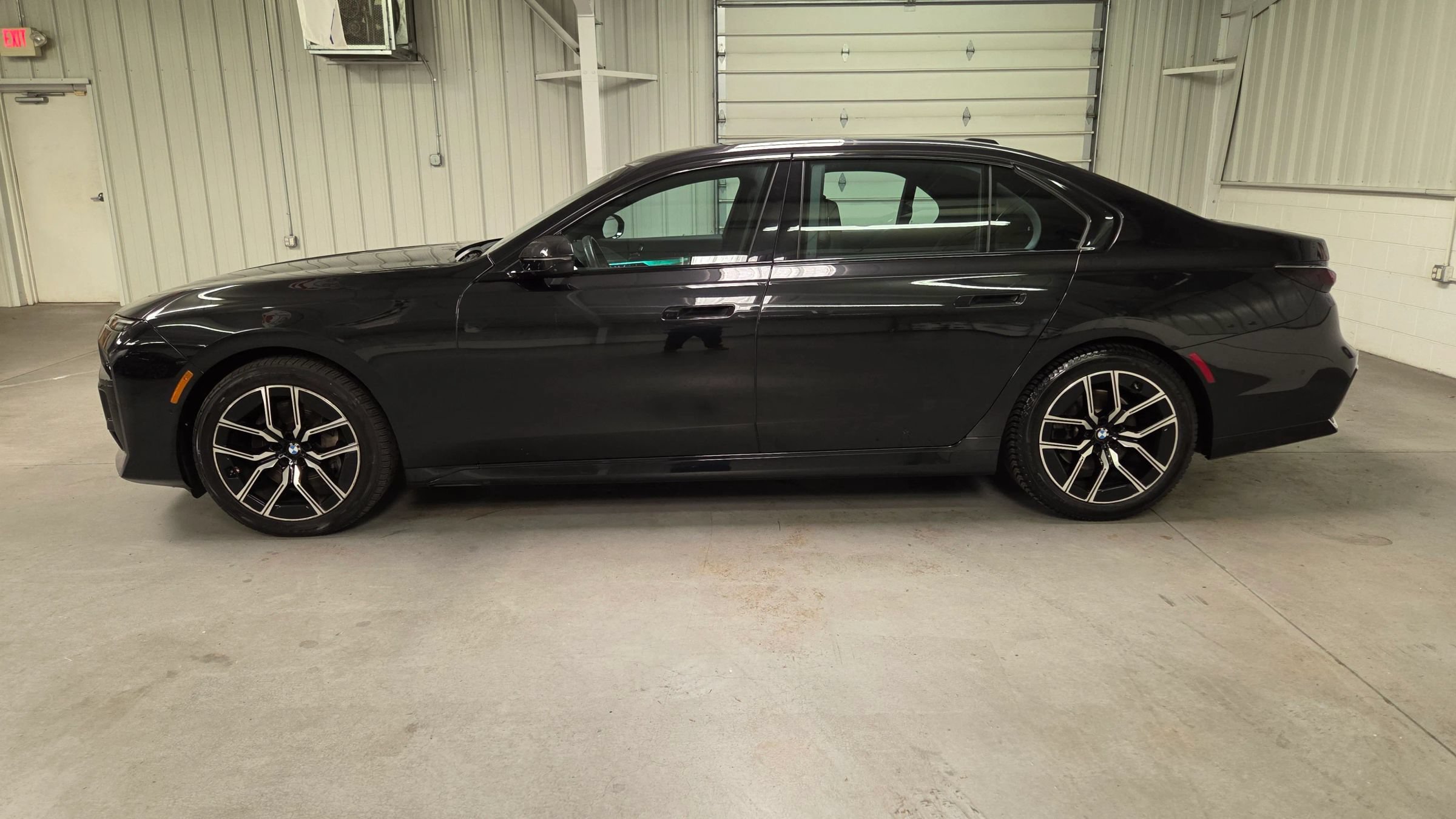 Used 2024 BMW 740i xDrive AWD/4WD image 3