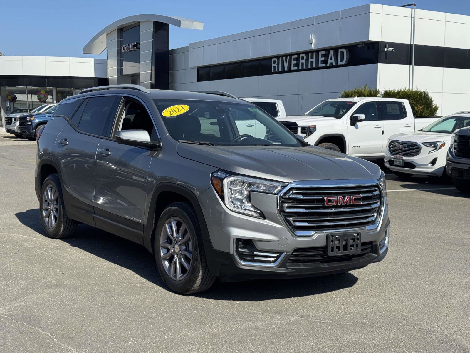 Used 2024 GMC Terrain SLT AWD/4WD image 2