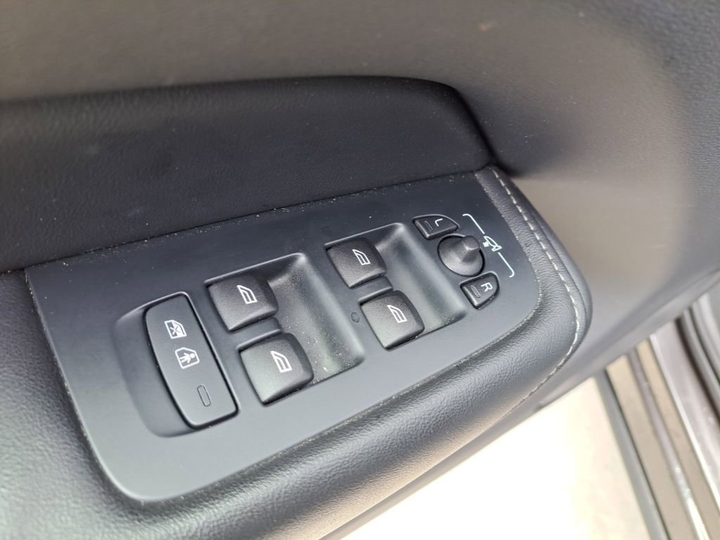 Used 2022 Volvo XC60 B6 Inscription w/ Protection Package Premier image 16