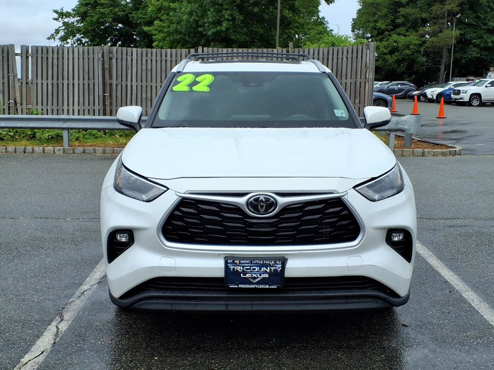 Used 2022 Toyota Highlander XLE AWD/4WD image 2