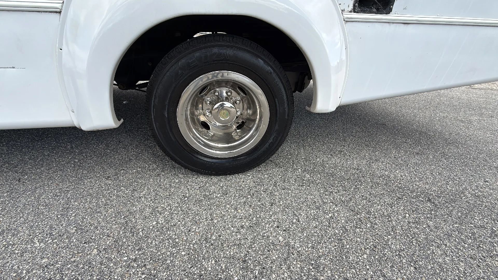 Used 2015 Ford E-350 and Econoline 350 Super Duty RWD image 18