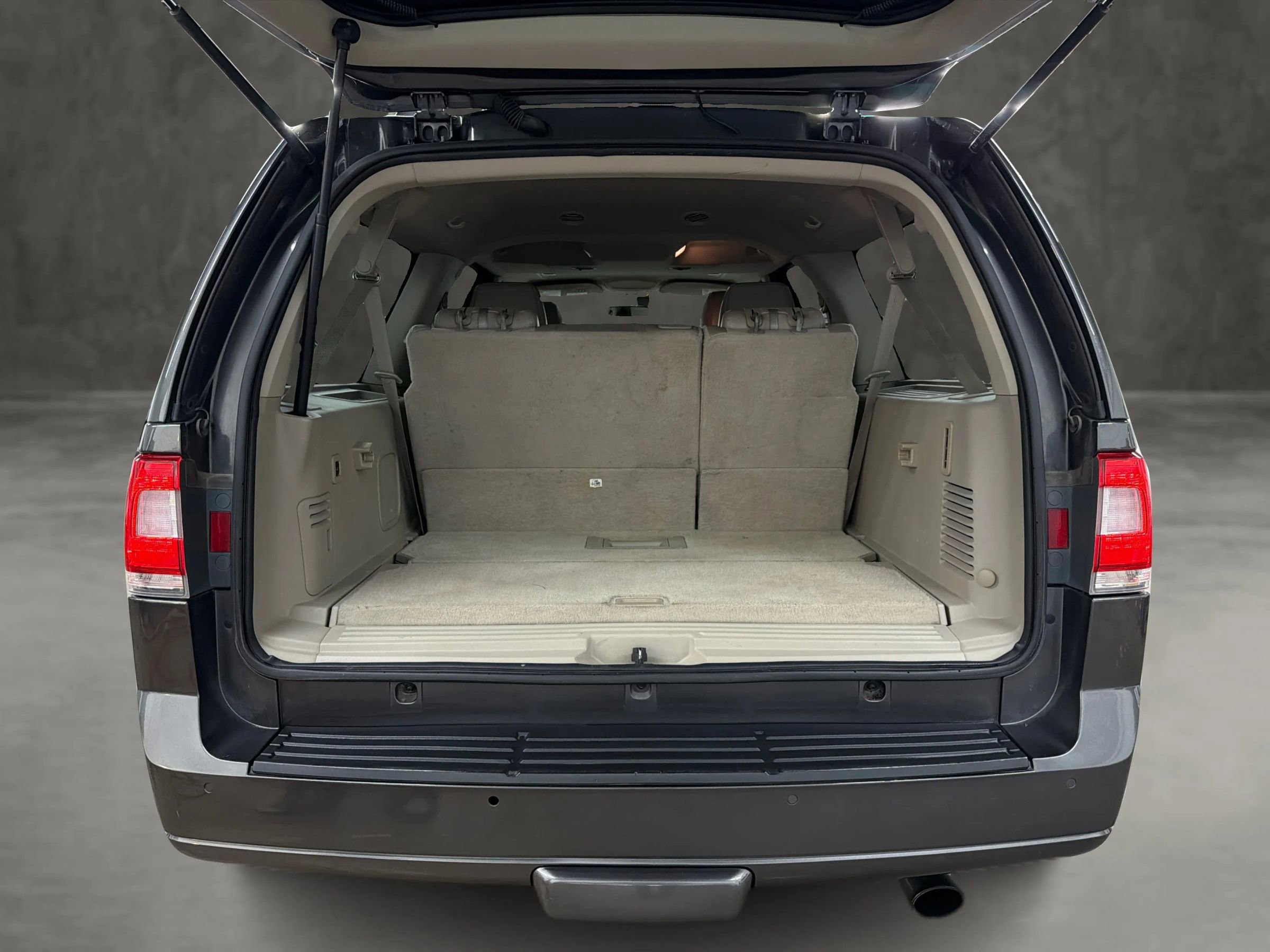 Used 2016 Lincoln Navigator L Select RWD image 12