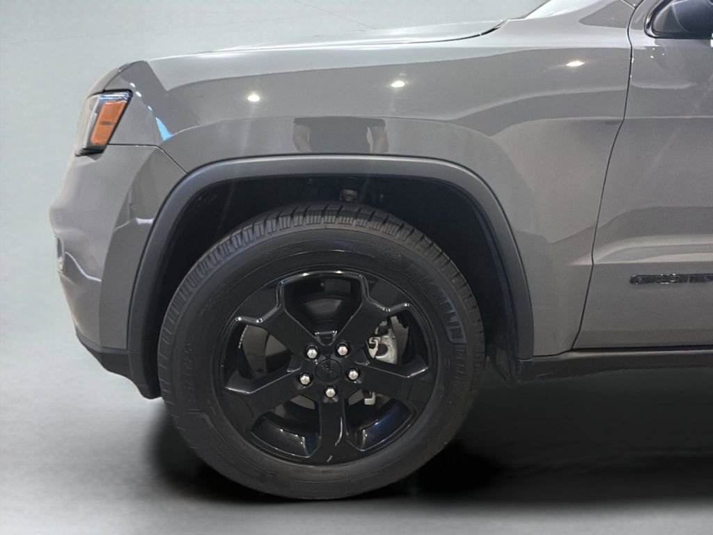 Used 2019 Jeep Grand Cherokee Laredo image 3
