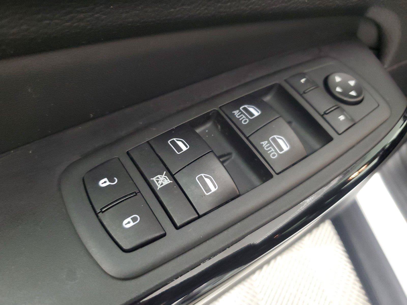 Used 2021 Jeep Cherokee Latitude Plus AWD/4WD image 18