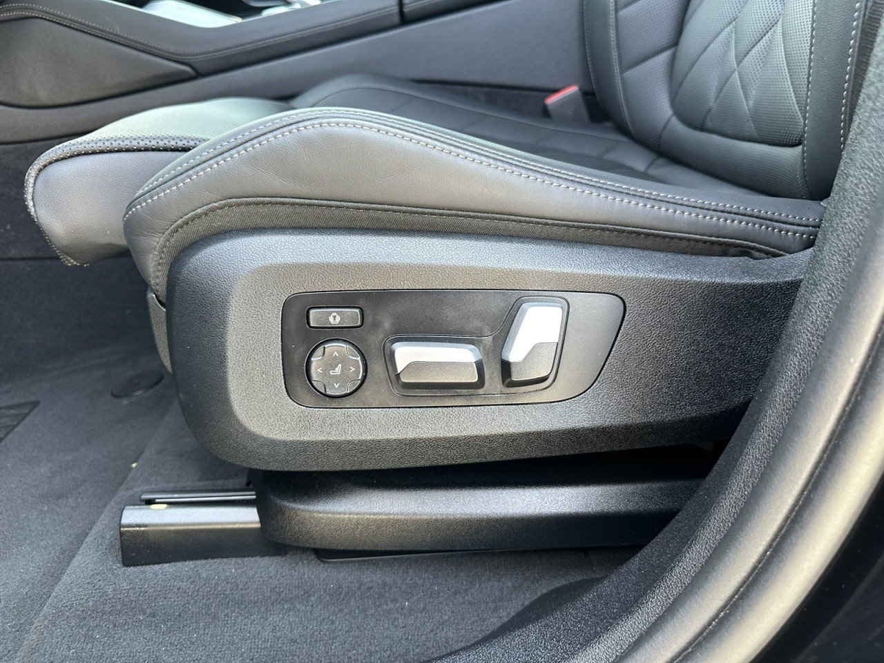Used 2024 BMW X6 xDrive40i w/ M Sport Professional Package AWD/4WD image 45