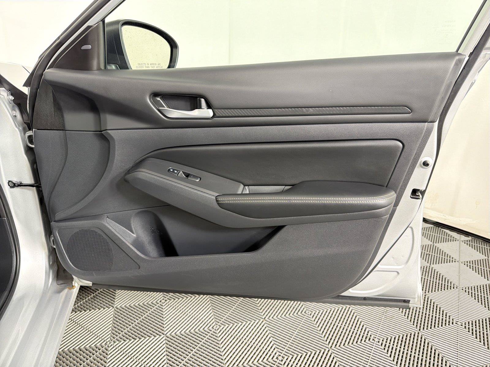 Used 2025 Nissan Altima 2.5 SV FWD image 12