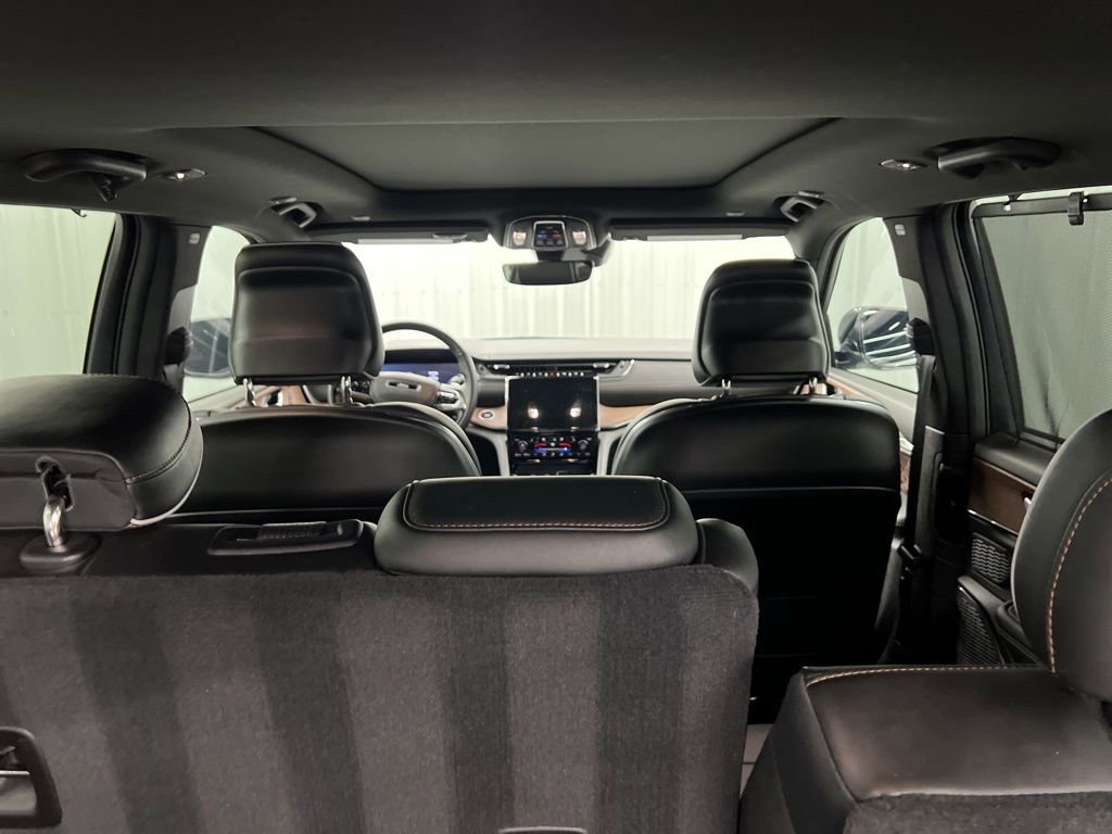 Used 2025 Jeep Grand Cherokee Summit w/ Luxury Tech Group V image 10